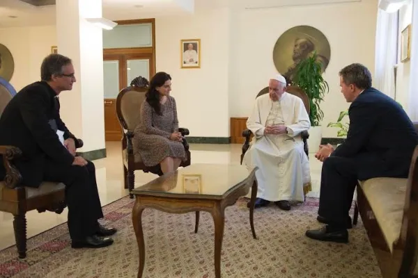 Papa Francesco incontra i nuovi direttore e vicedirettore della Sala Stampa Vaticana, Greg Burke e Paloma Garcia Ovejero, accompagnati da mons. Dario Edoardo Viganò / L'Osservatore Romano / ACI Group