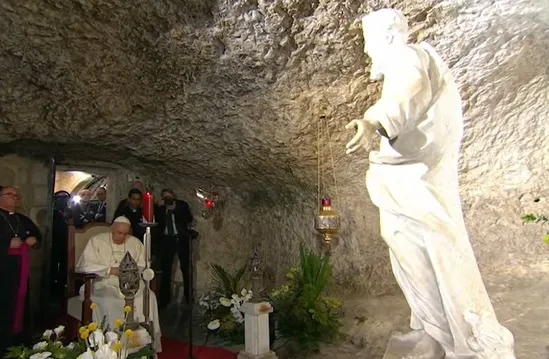 Il Papa in preghiera nella Grotta di San Paolo |  | Vatican Media 