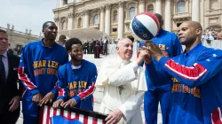 Il Papa con gli Harlem Globetrotters, una squadra di pallacanestro "spettacolo" americana / © L'Osservatore Romano Foto