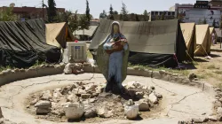 Una statua della Madonna in un campo rifugiati visitato dal Cardinale Mahony e l'arcivescovo Tomasi / Sezione MIgranti - Dicastero per il Servizio dello Sviluppo Integrale