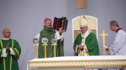 L'arcivescovo di Kaunas, Virbalas, con Papa Francesco al termine della Messa a Kaunas, 23 settembre 2018 / popieziausvizitas.lt