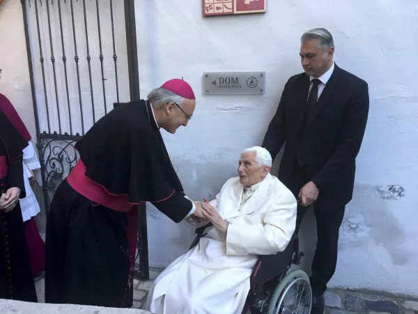 Il vescovo Rudolf Voderholzer saluta Papa Benedetto XVI in occasione della sua ultima visita a Ratisbona nel 2020  |  | Diocesi di Ratisbona