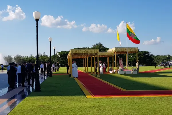 L'arrivo di Papa Francesco in Myanmar, 27 novembre 2017 / Edward Pentin / NCR, ACI Group