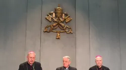 Briefing quotidiano sui lavori del Sinodo, Sala Stampa Vaticana. Alla destra di padre Lombardi, l'Arcivescovo Carlos Aguiar Retes. Alla sua sinistra, l'Arcivescovo Stanislaw Gadecki / Marco Mancini / ACI Stampa