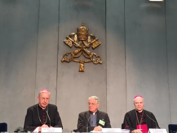 Briefing del Sinodo | Briefing quotidiano sui lavori del Sinodo, Sala Stampa Vaticana. Alla destra di padre Lombardi, l'Arcivescovo Carlos Aguiar Retes. Alla sua sinistra, l'Arcivescovo Stanislaw Gadecki | Marco Mancini / ACI Stampa