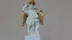 La statua di San Michele consacrata da Papa Francesco lo scorso 25 aprile  / Risu