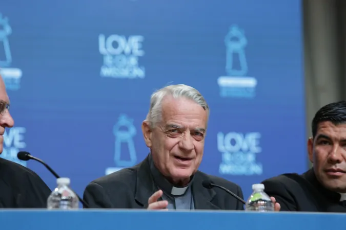 Padre Federico Lombardi | Padre Federico Lombardi tiene un briefing al Filling Center di Philadelphia | Alan Holdren / ACI Group