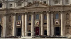 Gli arazzi dei coniugi Martin (al centro), del Beato Vincenzo Grossi e di Maria dell'Immacolata Concezione, in attesa della Messa di Canonizzazione del 18 ottobre / Alan Holdren / ACI Group 