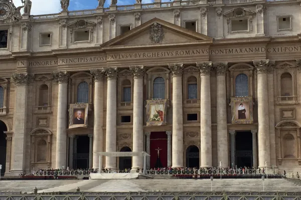 Gli arazzi dei coniugi Martin (al centro), del Beato Vincenzo Grossi e di Maria dell'Immacolata Concezione, in attesa della Messa di Canonizzazione del 18 ottobre / Alan Holdren / ACI Group 