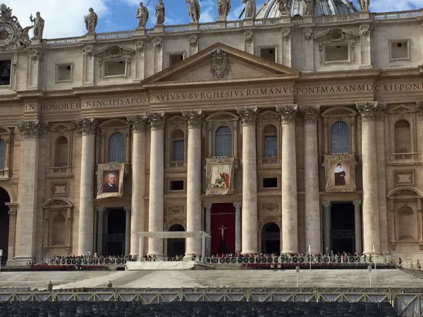 Arazzi di nuovi Santi | Gli arazzi dei coniugi Martin (al centro), del Beato Vincenzo Grossi e di Maria dell'Immacolata Concezione, in attesa della Messa di Canonizzazione del 18 ottobre | Alan Holdren / ACI Group 