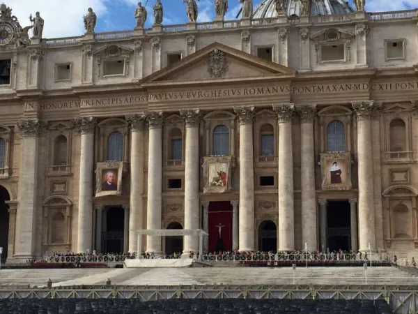 Basilica di San Pietro | La Basilica di San Pietro preparata per una delle cerimonie di canonizzazione dello scorso anno | Alan Holdren / CNA 