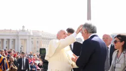 Papa Francesco saluta Angelo Scelzo, vicedirettore della Sala Stampa vaticana / Alexey Gotovskiy / ACI Group