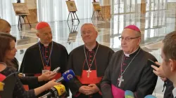 Il Cardinale Gualtiero Bassetti (al centro) nel palazzo presidenziale di Minsk. Alla sua destra, il Cardinale Angelo Bagnasco, presidente del CCEE. Alla sua sinistra, l'arcivescovo Kondrusiewicz di Minsk / AG / ACI Stampa