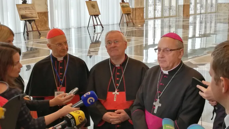 Cardinale Gualtiero Bassetti | Il Cardinale Gualtiero Bassetti (al centro) nel palazzo presidenziale di Minsk. Alla sua destra, il Cardinale Angelo Bagnasco, presidente del CCEE. Alla sua sinistra, l'arcivescovo Kondrusiewicz di Minsk | AG / ACI Stampa