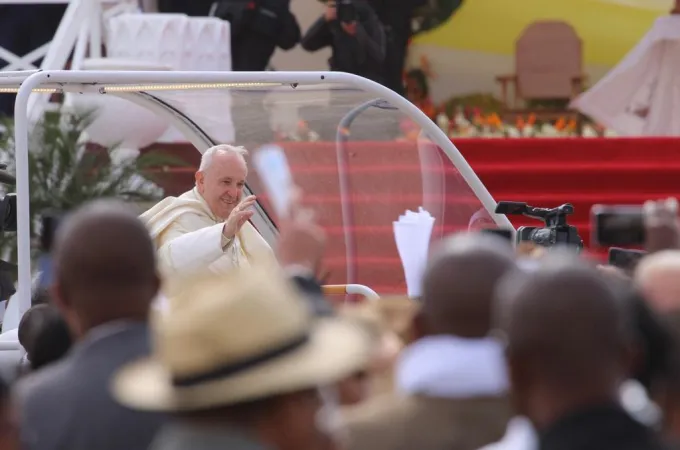 Papa Francesco al Campo Diocesano di Soamandrakizay |  | Edward Pentin ACI Group