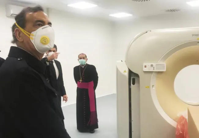 Arcivescovo Delpini alla Fiera di Milano | L'arcivescovo Delpini mentre visita i locali dell'ospedale Covid 19 , allestito nei padiglioni 1 e 2 della Fiera di Milano | Chiesa di Milano