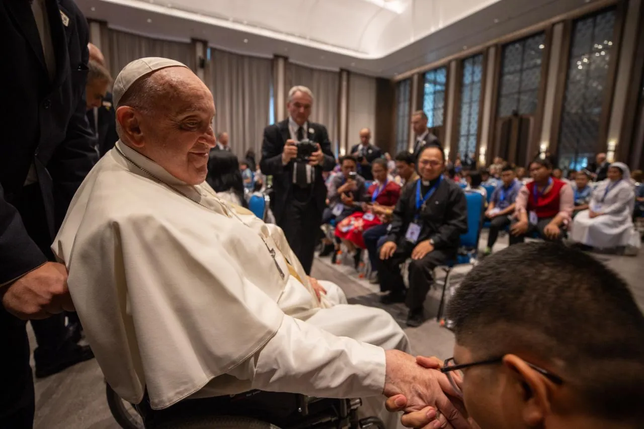 Il Papa incontra le realtà caritative presso la Sede della Conferenza Episcopale Indonesiana