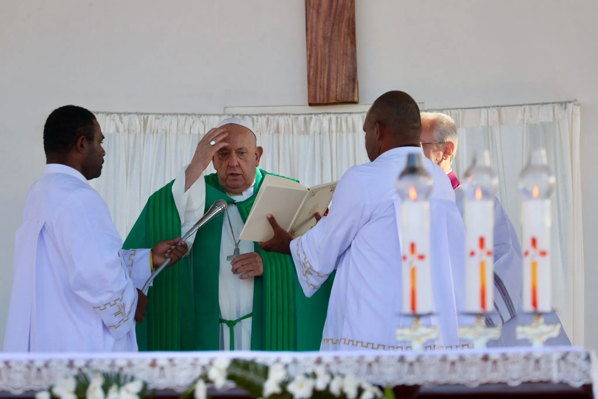 Papa Francesco durante la Messa al Sir John Guise Stadium