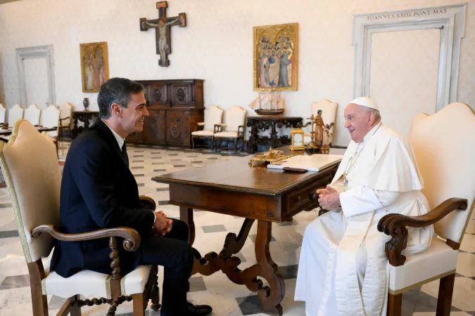 Pedro Sánchez Pérez-Castejón, Presidente del Governo di Spagna e Papa Francesco | Pedro Sánchez Pérez-Castejón, Presidente del Governo di Spagna e Papa Francesco | Credit Vatican Media