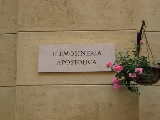 Elemosineria Apostolica | L'ingresso della Elemosineria Apostolica | Vatican Media 