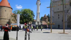 Il cardinale Bozanic benedice le croci provvisorie per le torri della cattedrale, Zagabria, 6 maggio 2020 / Arcidiocesi di Zagabria