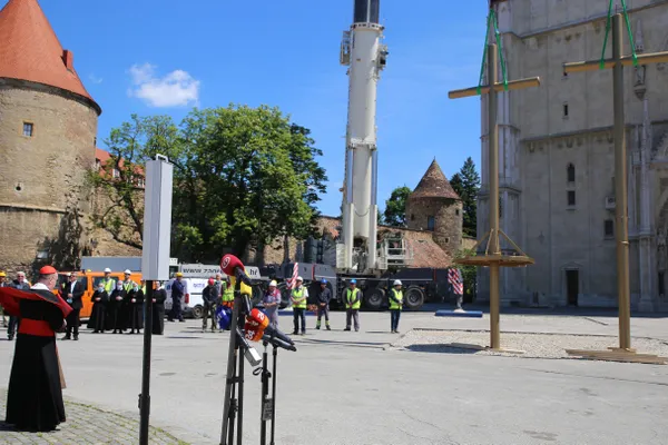 Il cardinale Bozanic benedice le croci provvisorie per le torri della cattedrale, Zagabria, 6 maggio 2020 / Arcidiocesi di Zagabria