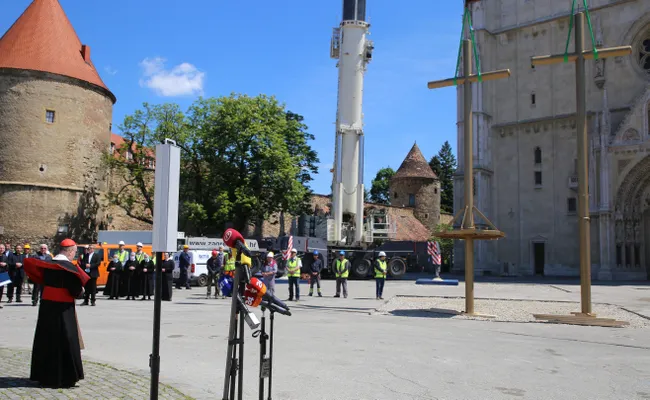 Cardinale Bozanic | Il cardinale Bozanic benedice le croci provvisorie per le torri della cattedrale, Zagabria, 6 maggio 2020 | Arcidiocesi di Zagabria