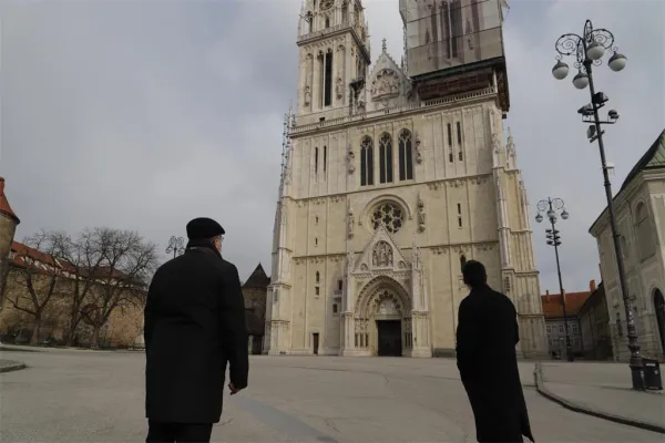 Il Cardinale Bozanic davanti la cattedrale dell'Assunta, la cui torre è crollata sulla Curia Arcivescovile / Petar Belina/IKA - Arcidiocesi di Zagabria