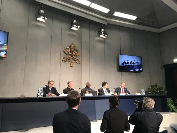 La presentazione del documento nella Sala Stampa della Santa Sede |  | AA