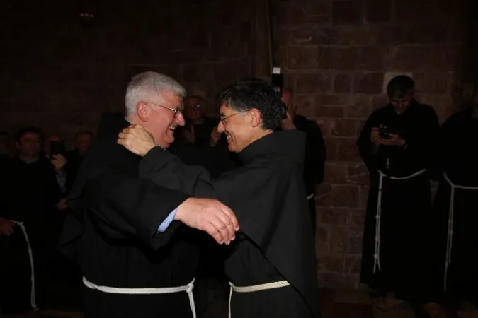 Padre Trovarelli e Padre Tasca | Padre Carlos Alberto Trovarelli (sx) neo eletto ministro generale dei Frati Minori Conventuali, saluta il suo predecessore, padre Marco Tasca (dx) | San Francesco Patrono d'Italia