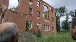 Il Cardinale Sandri e l'arcivescovo maggiore Shevchuk guardano le rovine a Kramatorsk, 14 luglio 2017 / Congregazione delle Chiese Orientali