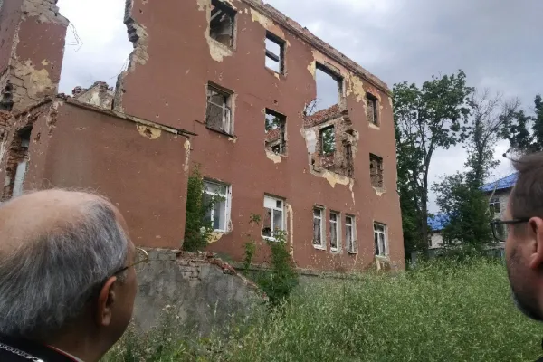 Il Cardinale Sandri e l'arcivescovo maggiore Shevchuk guardano le rovine a Kramatorsk, 14 luglio 2017 / Congregazione delle Chiese Orientali