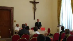 Rinaldo Marmara (in piedi) con il Cardinale Leonardo Sandri e l'arcivescovo Ruben Tierrablanca durante la presentazione del libro "Documenti per la storia della Chiesa Georgiana", Congregazione delle Chiese Orientali, 29 maggio 2018 / Congregazione Chiese Orientali