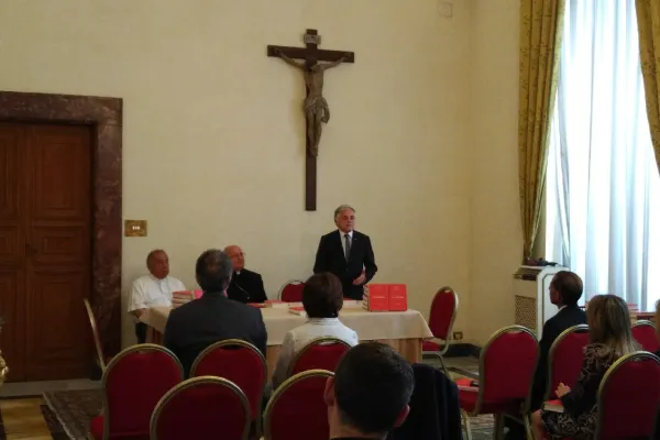 Rinaldo Marmara (in piedi) con il Cardinale Leonardo Sandri e l'arcivescovo Ruben Tierrablanca durante la presentazione del libro "Documenti per la storia della Chiesa Georgiana", Congregazione delle Chiese Orientali, 29 maggio 2018 / Congregazione Chiese Orientali