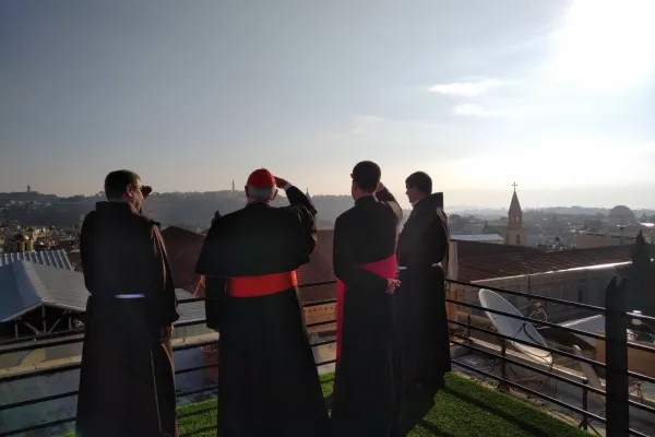 Il Cardinale Sandri guarda Gerusalemme dal tetto di una delle strutture della Custodia di Terrasanta  / Congregazione delle Chiese Orientali