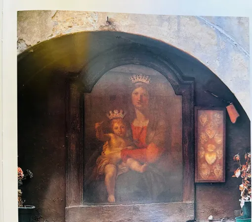 Via dell'Archetto con la Madonna del Rosari |  | Libro Madonnelle romane, Romana società editrice