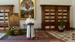 Papa Francesco durante un Angelus nella  Biblioteca nel Palazzo Apostolico Vaticano / Vatican Media / ACI Group