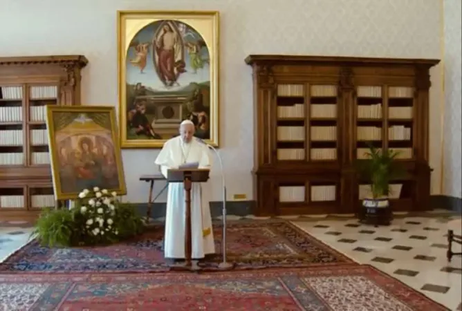 Papa Francesco, Angelus | Papa Francesco durante un Angelus nella  Biblioteca nel Palazzo Apostolico Vaticano | Vatican Media / ACI Group