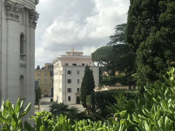 L'edificio che ospita il Tribunale vaticano alle spalle della Basilica di san Pietro  |  | AA