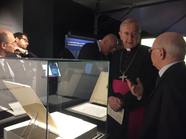 Il presidente della Conferenza Episcopale polacca visita la mostra in Vaticano  |  | Angela Ambrogetti