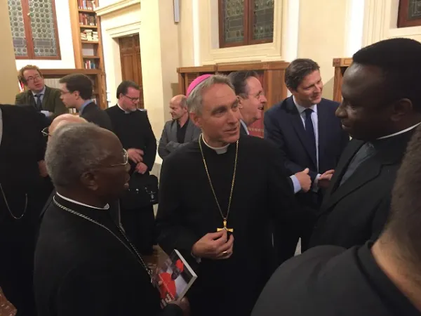 Mons. Ganswein ed il Card. Arinze |  | Angela Ambrogetti - Acistampa