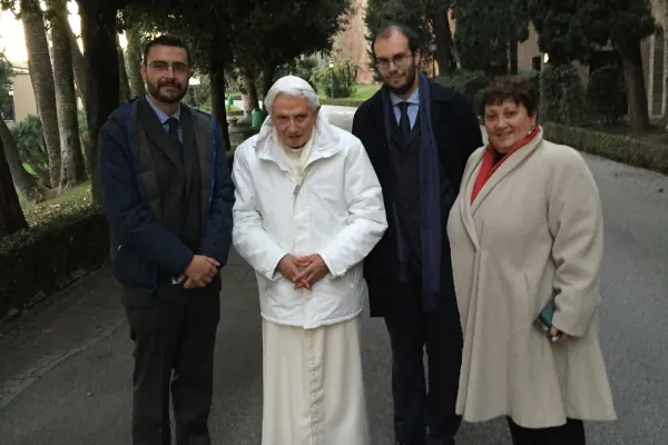 Lo staff di ACI Stampa incontra il Papa emerito Benedetto XVI / GG