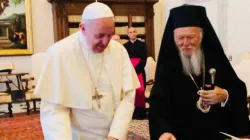 Papa Francesco e Bartolomeo durante l'incontro in Vaticano del 26 maggio 2018 / Vatican Pool