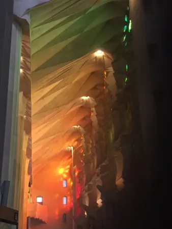 Una suggestiva immagine dell'interno della Sagrada Familia |  | AA