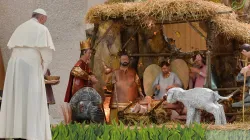 Papa Francesco prega davanti al Presepe / Vatican Media