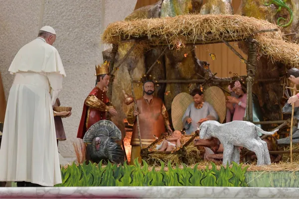 Papa Francesco prega davanti al Presepe / Vatican Media