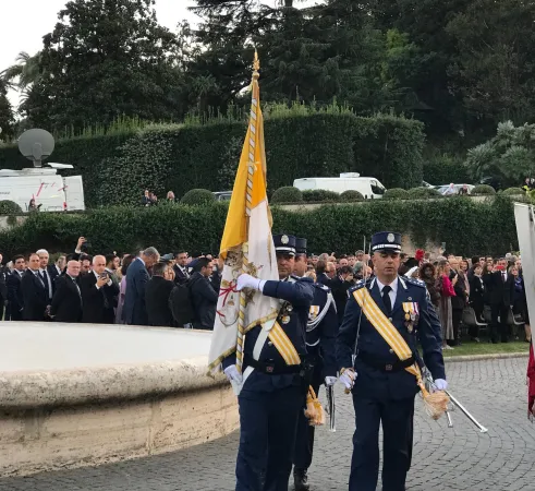 L'ingresso della bandiera vaticana  |  | AA