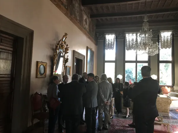 Il salone del caminetto di Palazzo Borromeo  |  | ACI Stampa