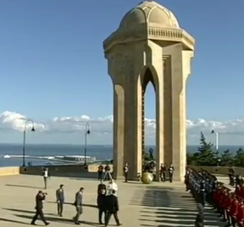 Il Papa visita il Monumento ai caduti  |  | CTV