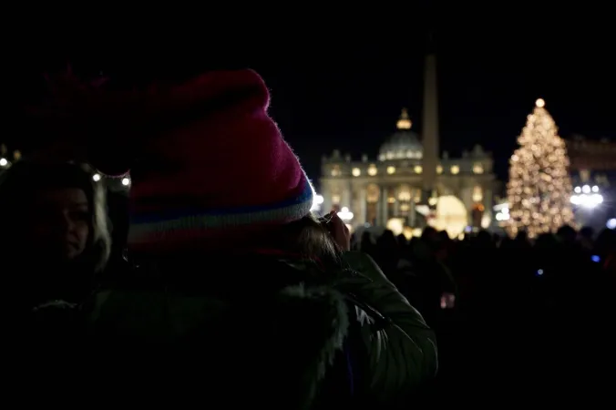 L'albero acceso in Piazza San Pietro |  | Daniel Ibanez, ACI Group